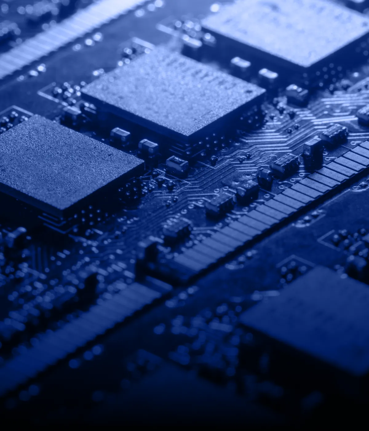 Печатная плата с микросхемами и электронными компонентами